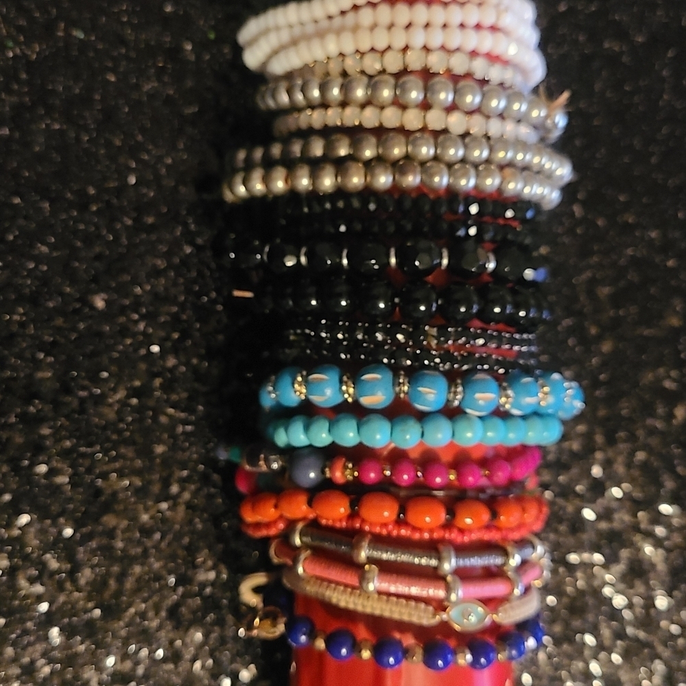 Stretch Beady Bracelets qty 31 or 32 vintage Hp🔥🔥🔥🔥 - Picture 1 of 4
